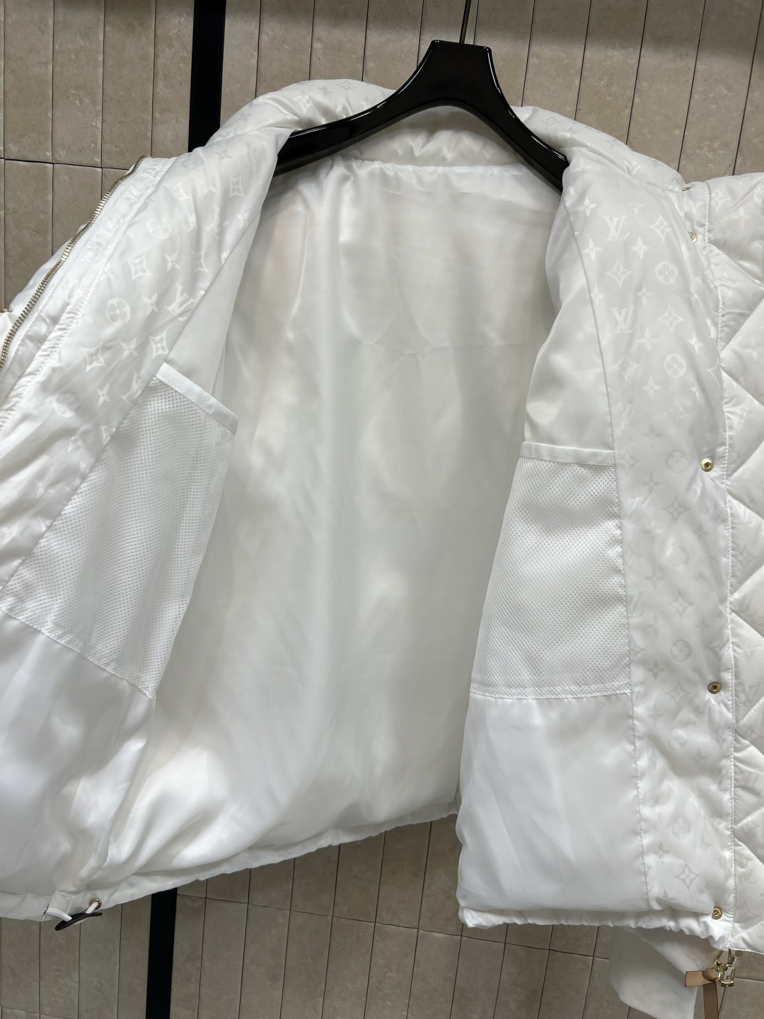 L家 25秋冬新款 暗纹老花连帽羽绒服 可拆卸连帽立领设计 老花拉链巨显高级 通身暗纹提花logo点缀 