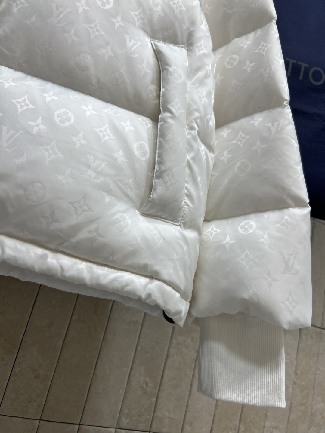 L家 25秋冬新款 暗纹老花连帽羽绒服 可拆卸连帽立领设计 老花拉链巨显高级 通身暗纹提花logo点缀 