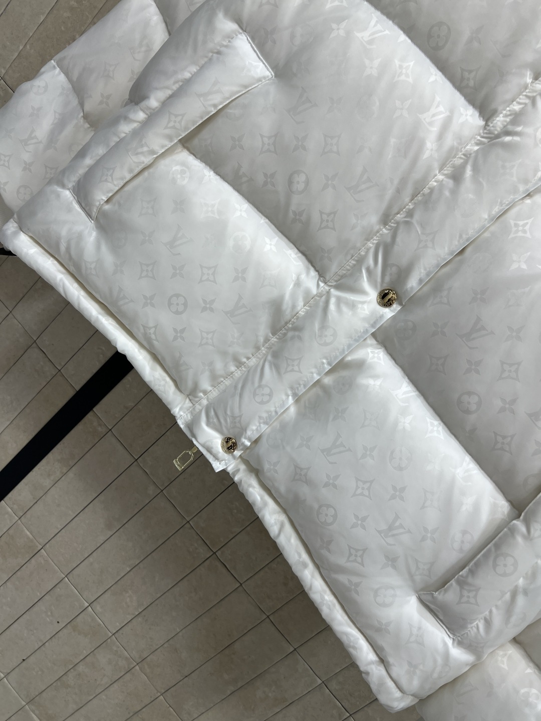 L家 25秋冬新款 暗纹老花连帽羽绒服 可拆卸连帽立领设计 老花拉链巨显高级 通身暗纹提花logo点缀 