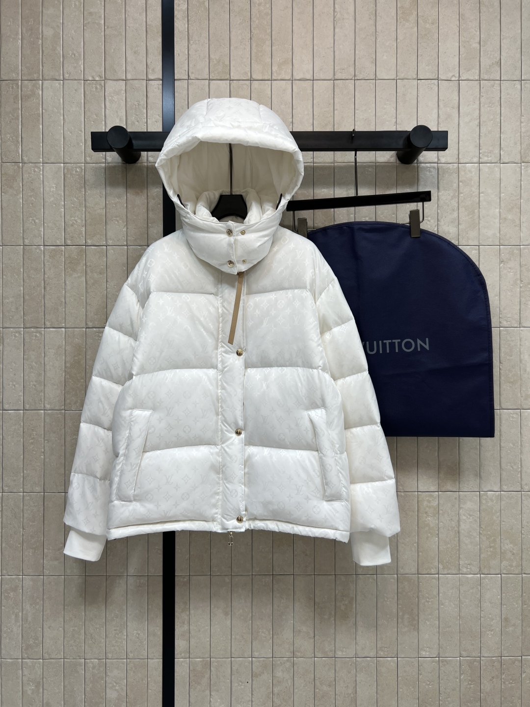 L家 25秋冬新款 暗纹老花连帽羽绒服 可拆卸连帽立领设计 老花拉链巨显高级 通身暗纹提花logo点缀 