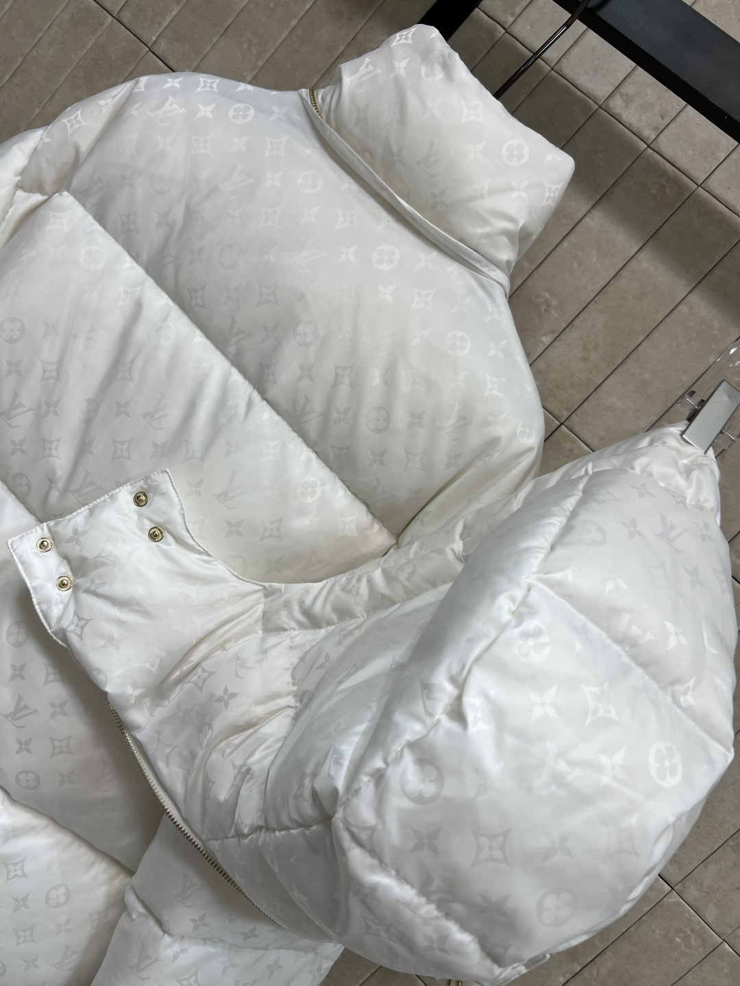 L家 25秋冬新款 暗纹老花连帽羽绒服 可拆卸连帽立领设计 老花拉链巨显高级 通身暗纹提花logo点缀 