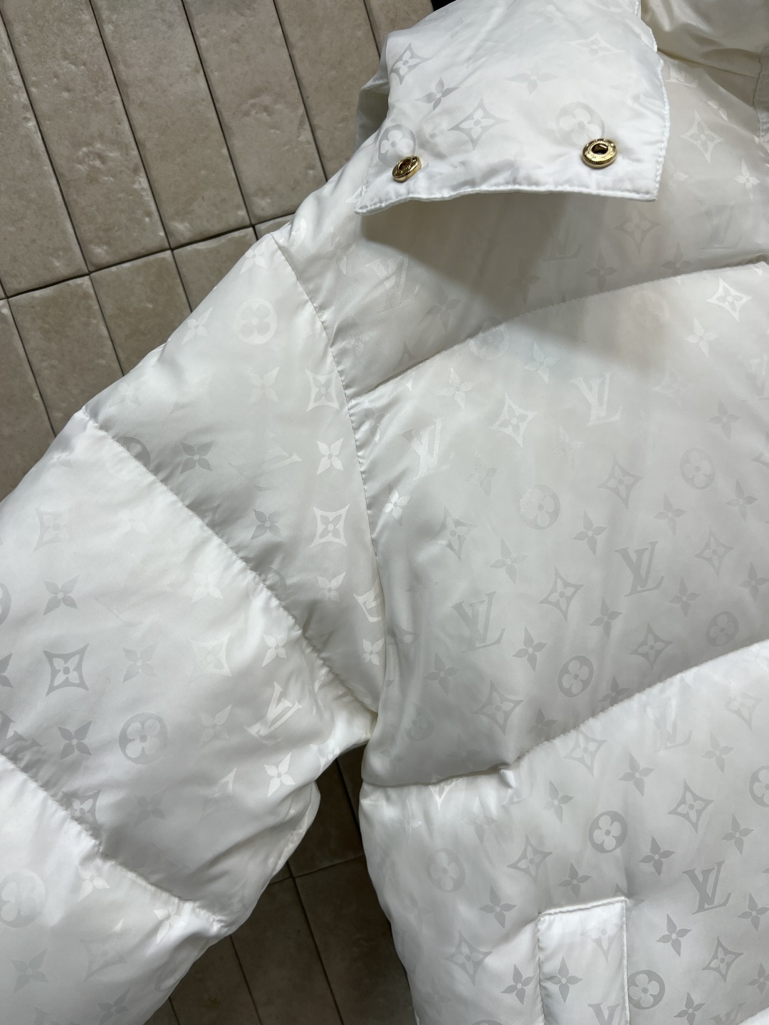 L家 25秋冬新款 暗纹老花连帽羽绒服 可拆卸连帽立领设计 老花拉链巨显高级 通身暗纹提花logo点缀 