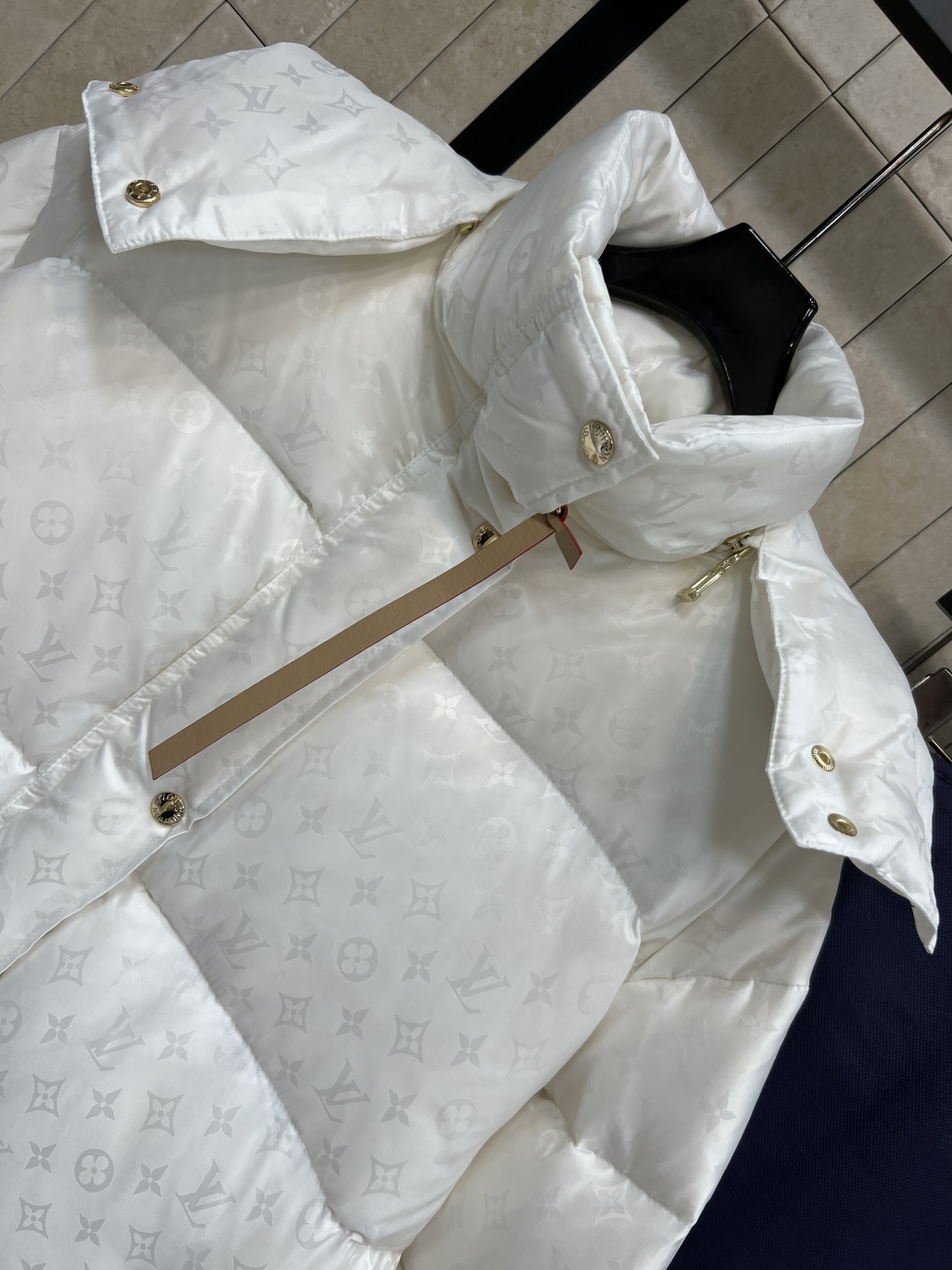 L家 25秋冬新款 暗纹老花连帽羽绒服 可拆卸连帽立领设计 老花拉链巨显高级 通身暗纹提花logo点缀 