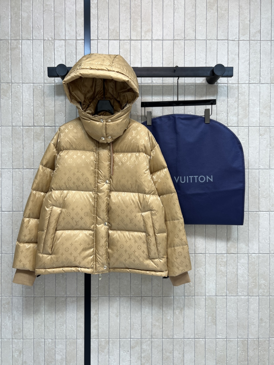 L家 25秋冬新款 暗纹老花连帽羽绒服 可拆卸连帽立领设计 老花拉链巨显高级 通身暗纹提花logo点缀 