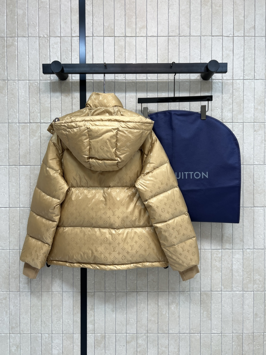 L家 25秋冬新款 暗纹老花连帽羽绒服 可拆卸连帽立领设计 老花拉链巨显高级 通身暗纹提花logo点缀 