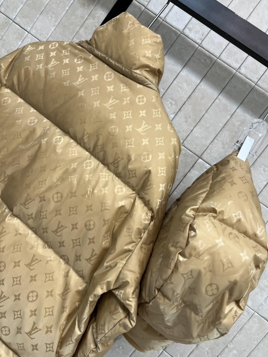 L家 25秋冬新款 暗纹老花连帽羽绒服 可拆卸连帽立领设计 老花拉链巨显高级 通身暗纹提花logo点缀 