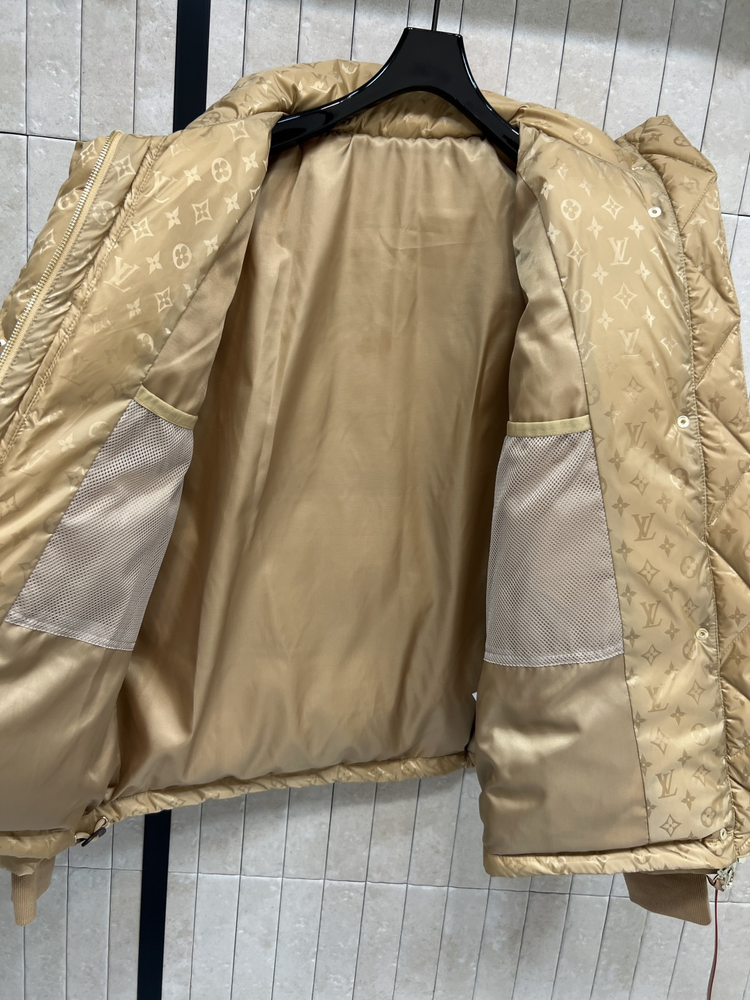 L家 25秋冬新款 暗纹老花连帽羽绒服 可拆卸连帽立领设计 老花拉链巨显高级 通身暗纹提花logo点缀 