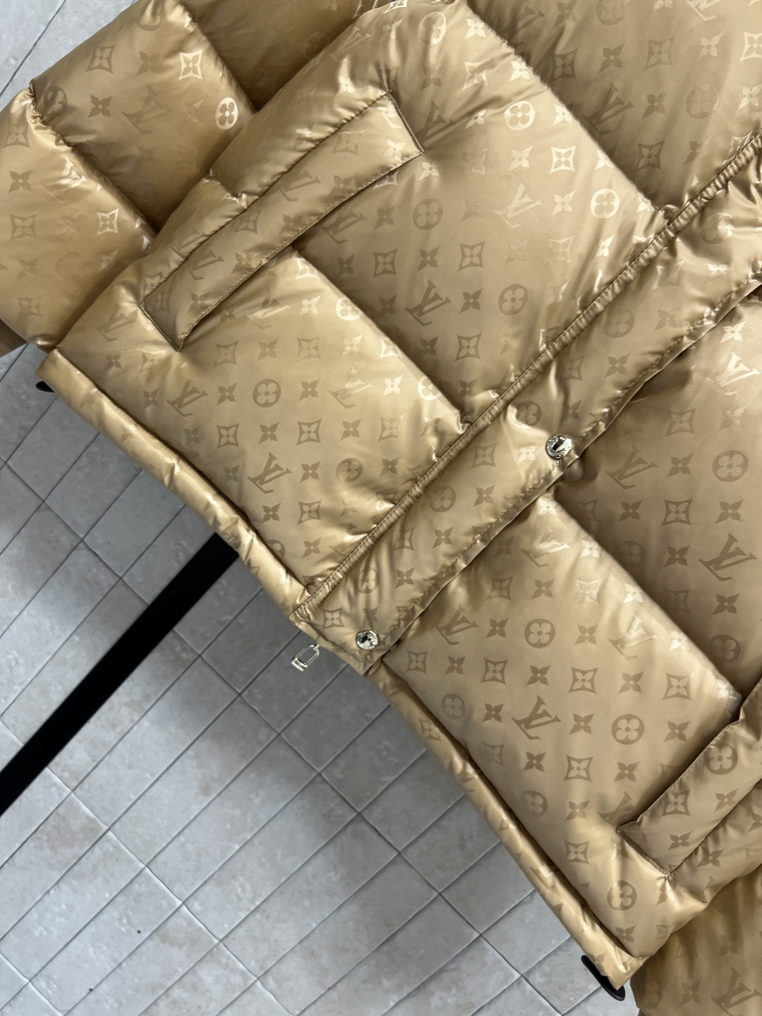 L家 25秋冬新款 暗纹老花连帽羽绒服 可拆卸连帽立领设计 老花拉链巨显高级 通身暗纹提花logo点缀 