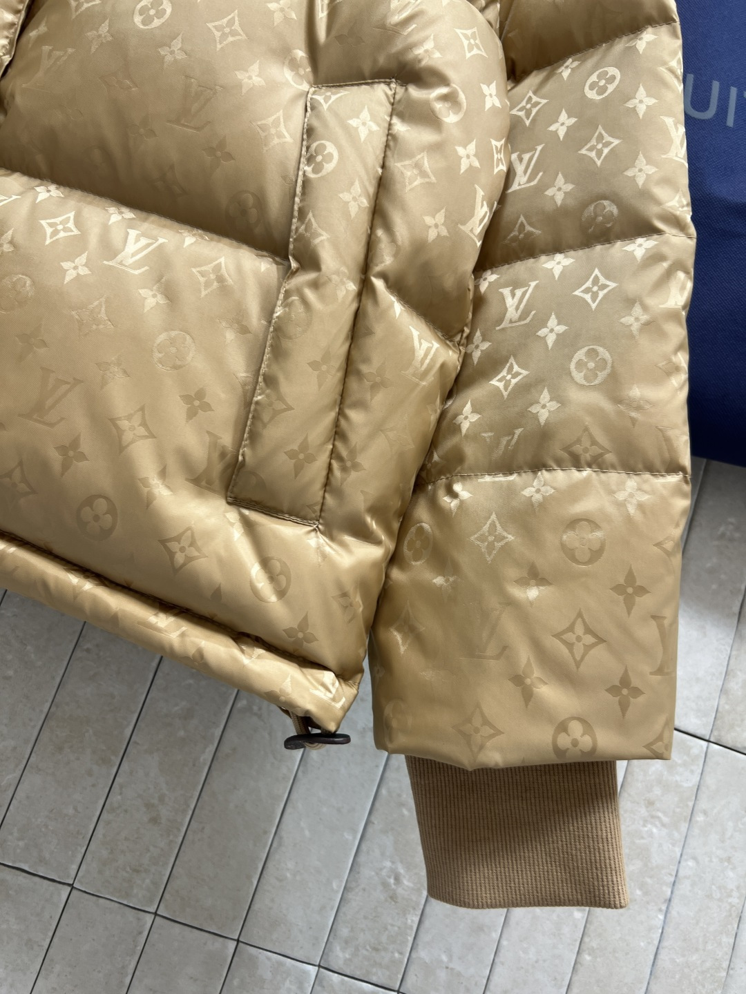 L家 25秋冬新款 暗纹老花连帽羽绒服 可拆卸连帽立领设计 老花拉链巨显高级 通身暗纹提花logo点缀 