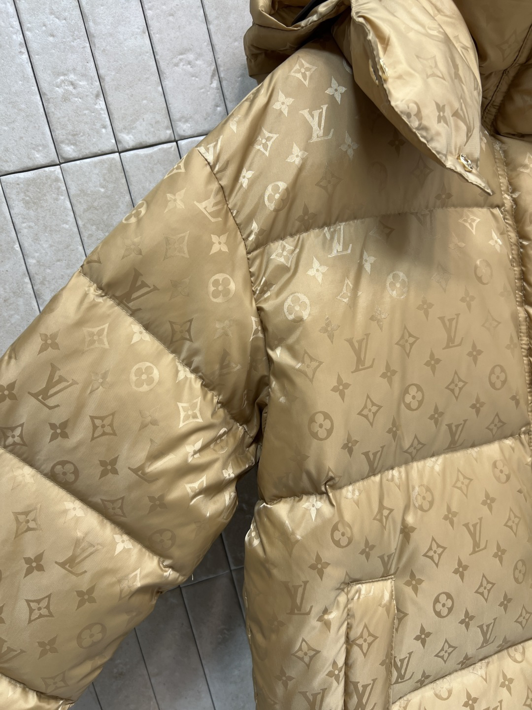 L家 25秋冬新款 暗纹老花连帽羽绒服 可拆卸连帽立领设计 老花拉链巨显高级 通身暗纹提花logo点缀 