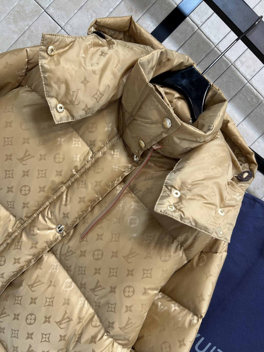 L家 25秋冬新款 暗纹老花连帽羽绒服 可拆卸连帽立领设计 老花拉链巨显高级 通身暗纹提花logo点缀 