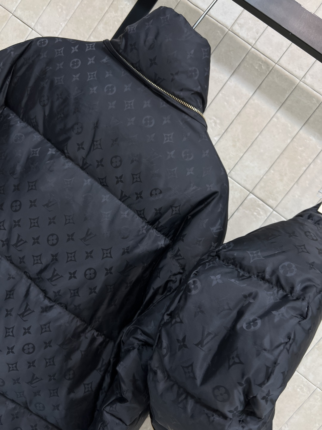 L家 25秋冬新款 暗纹老花连帽羽绒服 可拆卸连帽立领设计 老花拉链巨显高级 通身暗纹提花logo点缀 