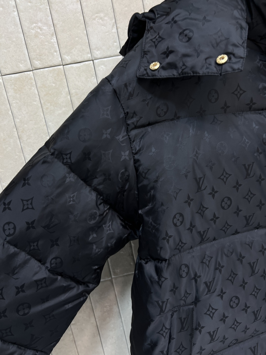 L家 25秋冬新款 暗纹老花连帽羽绒服 可拆卸连帽立领设计 老花拉链巨显高级 通身暗纹提花logo点缀 