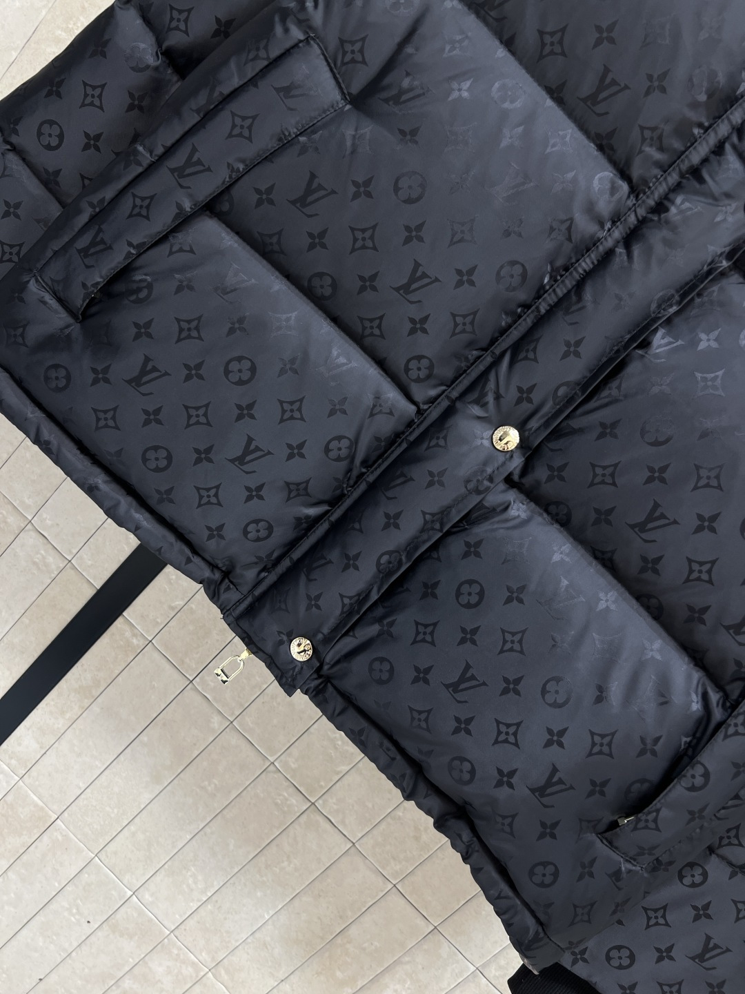 L家 25秋冬新款 暗纹老花连帽羽绒服 可拆卸连帽立领设计 老花拉链巨显高级 通身暗纹提花logo点缀 