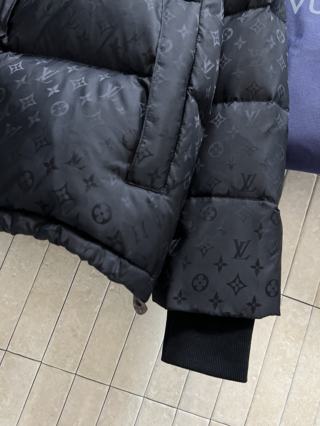 L家 25秋冬新款 暗纹老花连帽羽绒服 可拆卸连帽立领设计 老花拉链巨显高级 通身暗纹提花logo点缀 