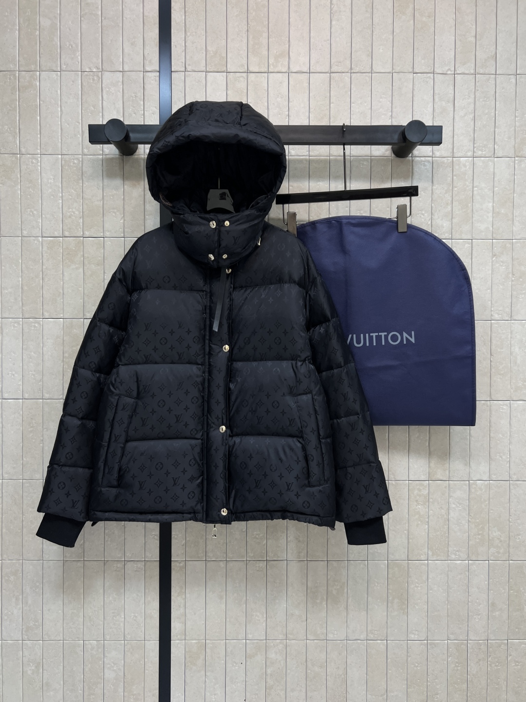 L家 25秋冬新款 暗纹老花连帽羽绒服 可拆卸连帽立领设计 老花拉链巨显高级 通身暗纹提花logo点缀 