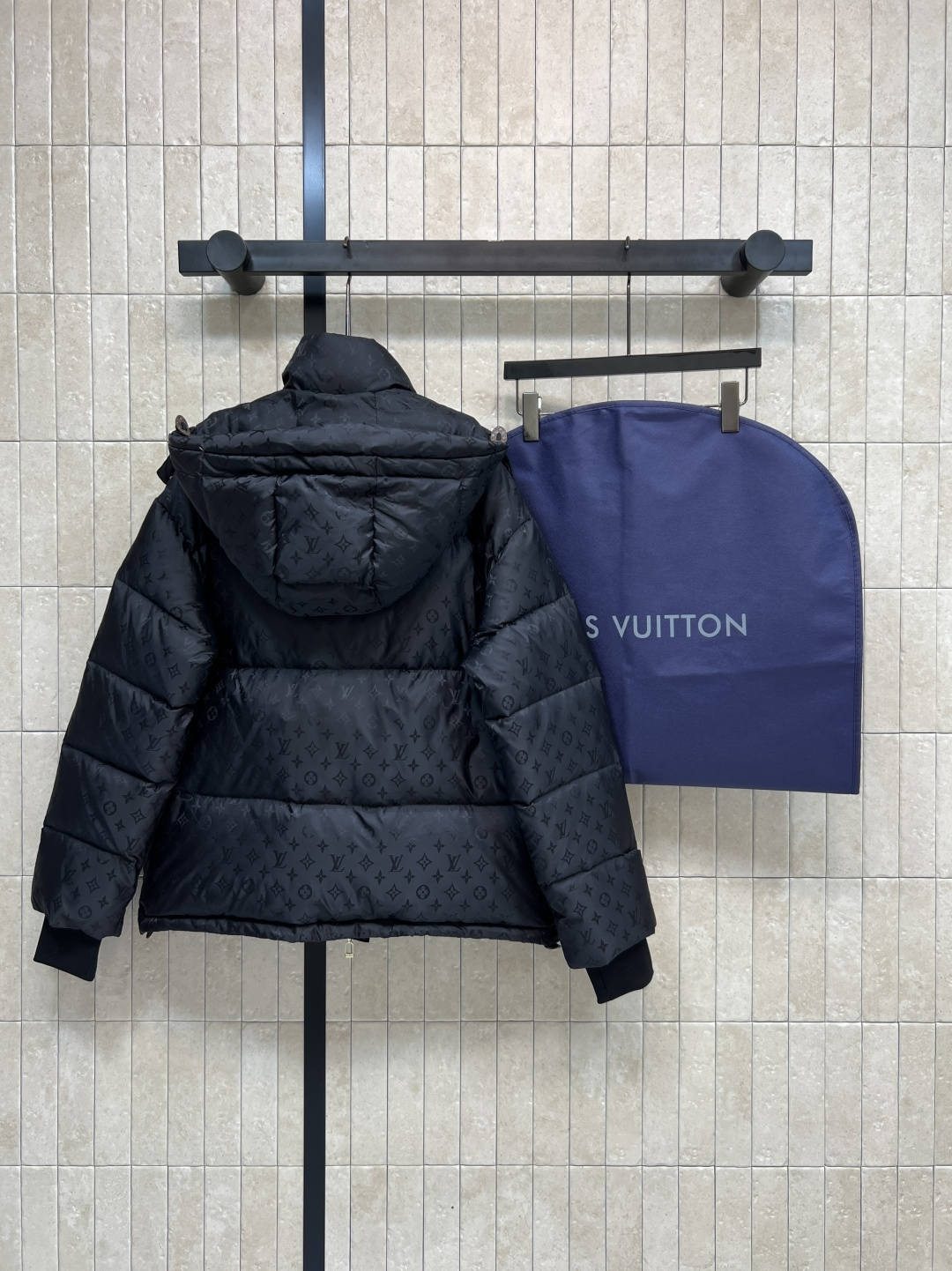 L家 25秋冬新款 暗纹老花连帽羽绒服 可拆卸连帽立领设计 老花拉链巨显高级 通身暗纹提花logo点缀 