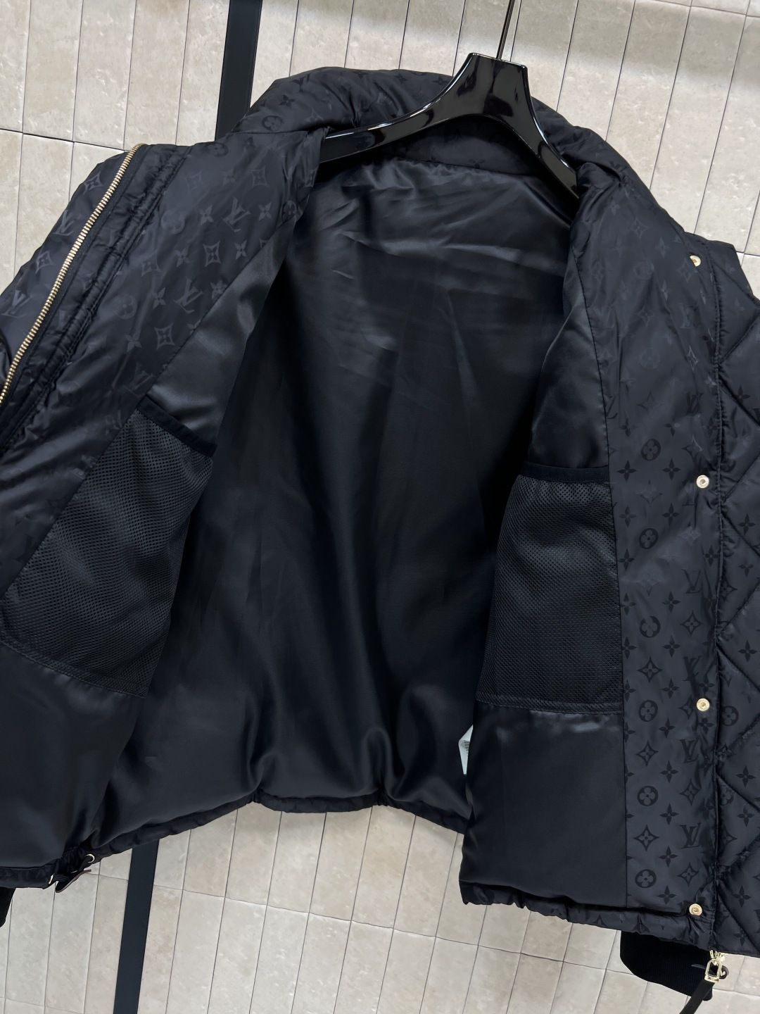 L家 25秋冬新款 暗纹老花连帽羽绒服 可拆卸连帽立领设计 老花拉链巨显高级 通身暗纹提花logo点缀 