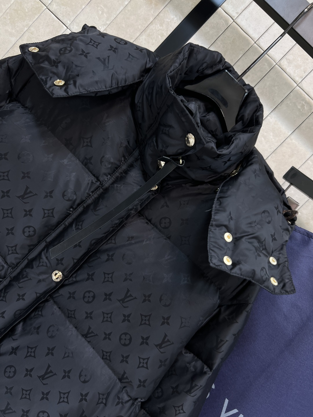 L家 25秋冬新款 暗纹老花连帽羽绒服 可拆卸连帽立领设计 老花拉链巨显高级 通身暗纹提花logo点缀 