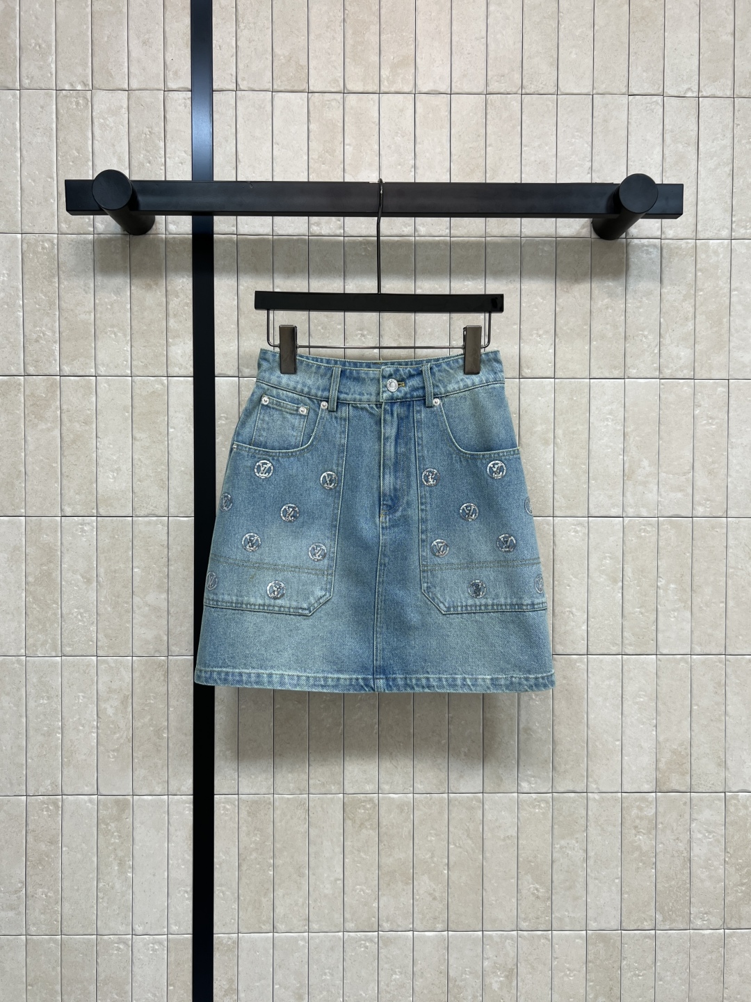 L家 25秋冬新款 珠花logo牛仔短裙 浅蓝磨白做旧面料 LV标志亮片刺绣 低调又奢华 高腰A字版型 