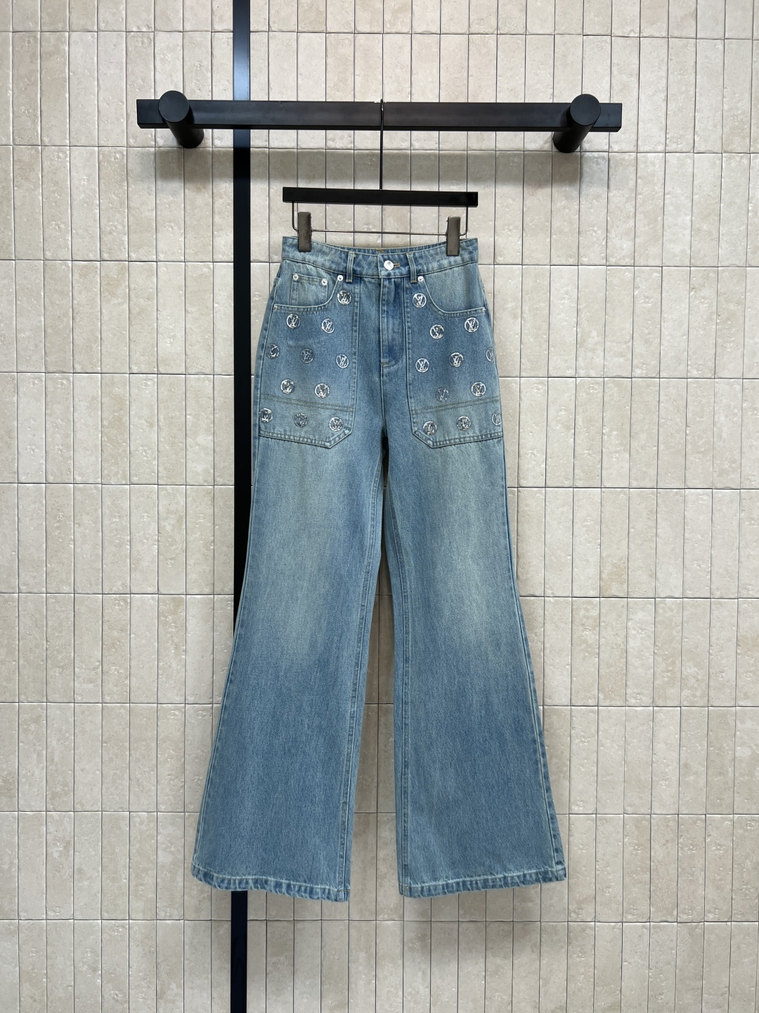 L家 25秋冬新款 珠花logo牛仔微喇叭裤 浅蓝磨白做旧面料 微喇叭裤型 复古感满满！裤身点缀LV标志