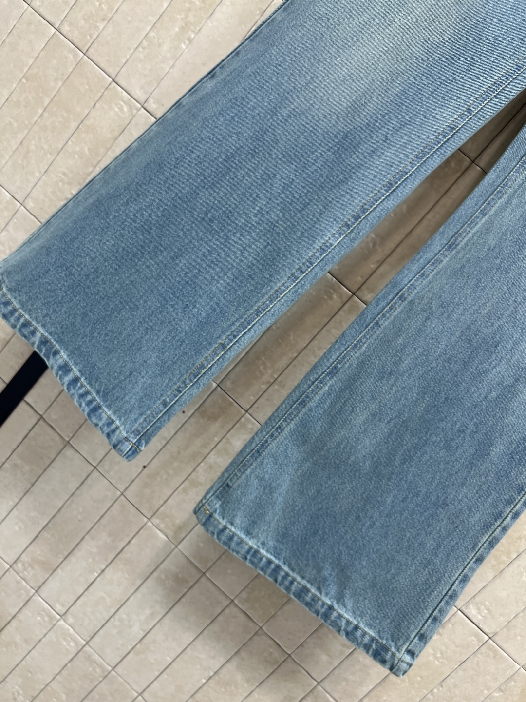 L家 25秋冬新款 珠花logo牛仔微喇叭裤 浅蓝磨白做旧面料 微喇叭裤型 复古感满满！裤身点缀LV标志