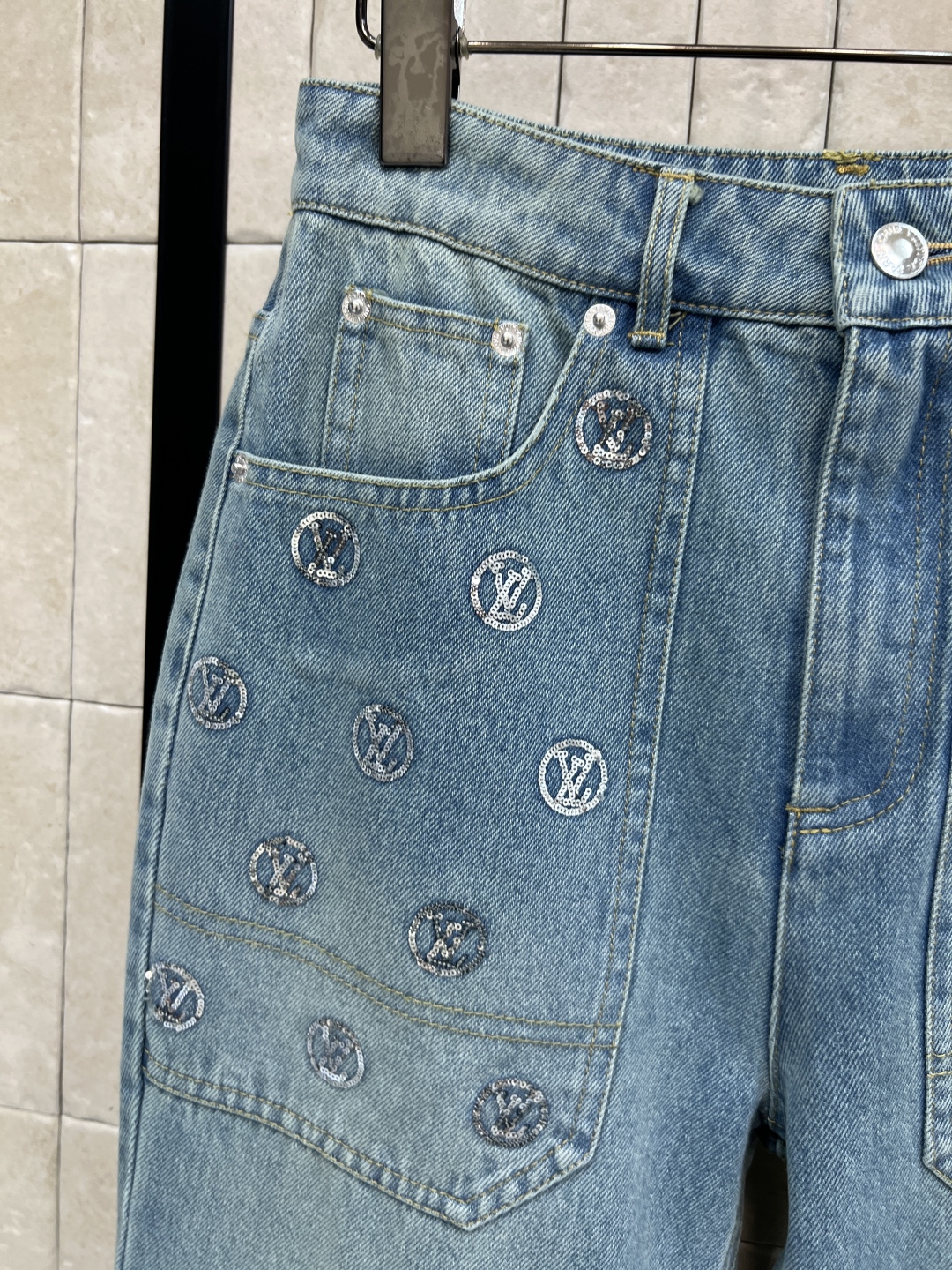 L家 25秋冬新款 珠花logo牛仔微喇叭裤 浅蓝磨白做旧面料 微喇叭裤型 复古感满满！裤身点缀LV标志