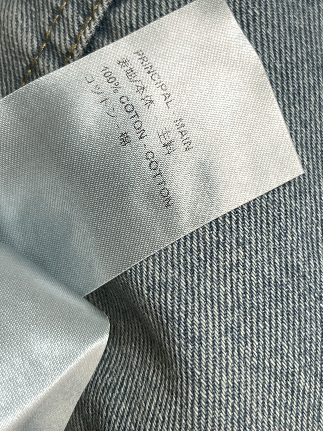 L家 25秋冬新款 珠花logo牛仔微喇叭裤 浅蓝磨白做旧面料 微喇叭裤型 复古感满满！裤身点缀LV标志