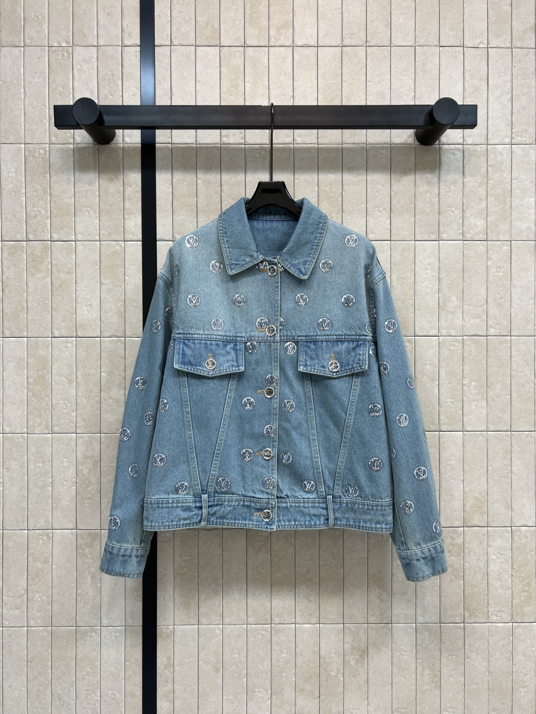 L家 25秋冬新款 珠花logo牛仔夹克外套 浅蓝磨白做旧面料 经典logo亮片刺绣 品牌感满满 经典翻