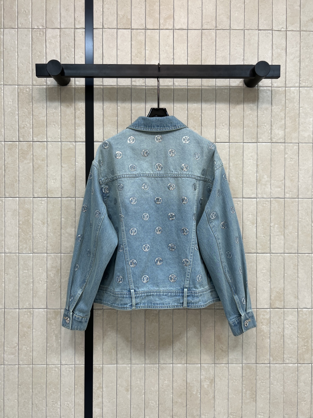 L家 25秋冬新款 珠花logo牛仔夹克外套 浅蓝磨白做旧面料 经典logo亮片刺绣 品牌感满满 经典翻