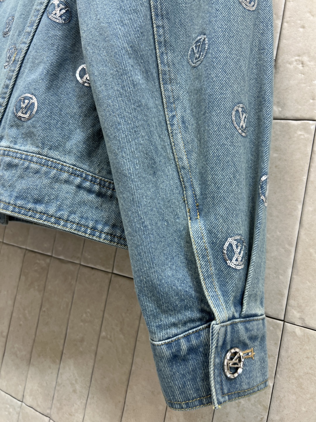 L家 25秋冬新款 珠花logo牛仔夹克外套 浅蓝磨白做旧面料 经典logo亮片刺绣 品牌感满满 经典翻