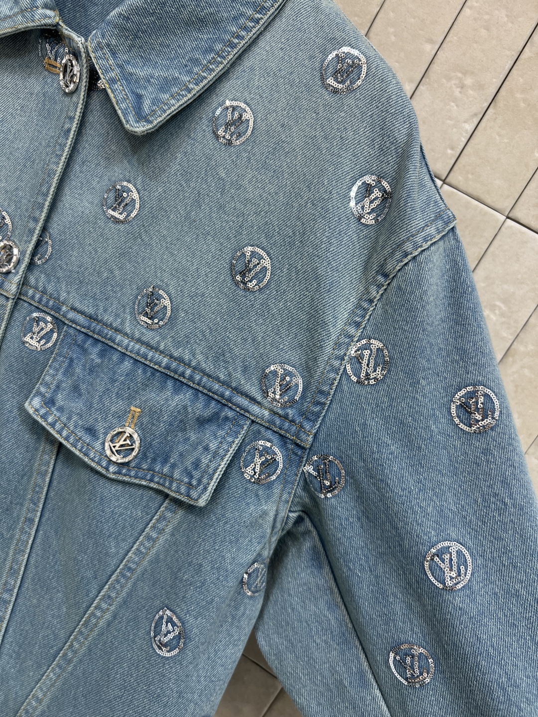 L家 25秋冬新款 珠花logo牛仔夹克外套 浅蓝磨白做旧面料 经典logo亮片刺绣 品牌感满满 经典翻