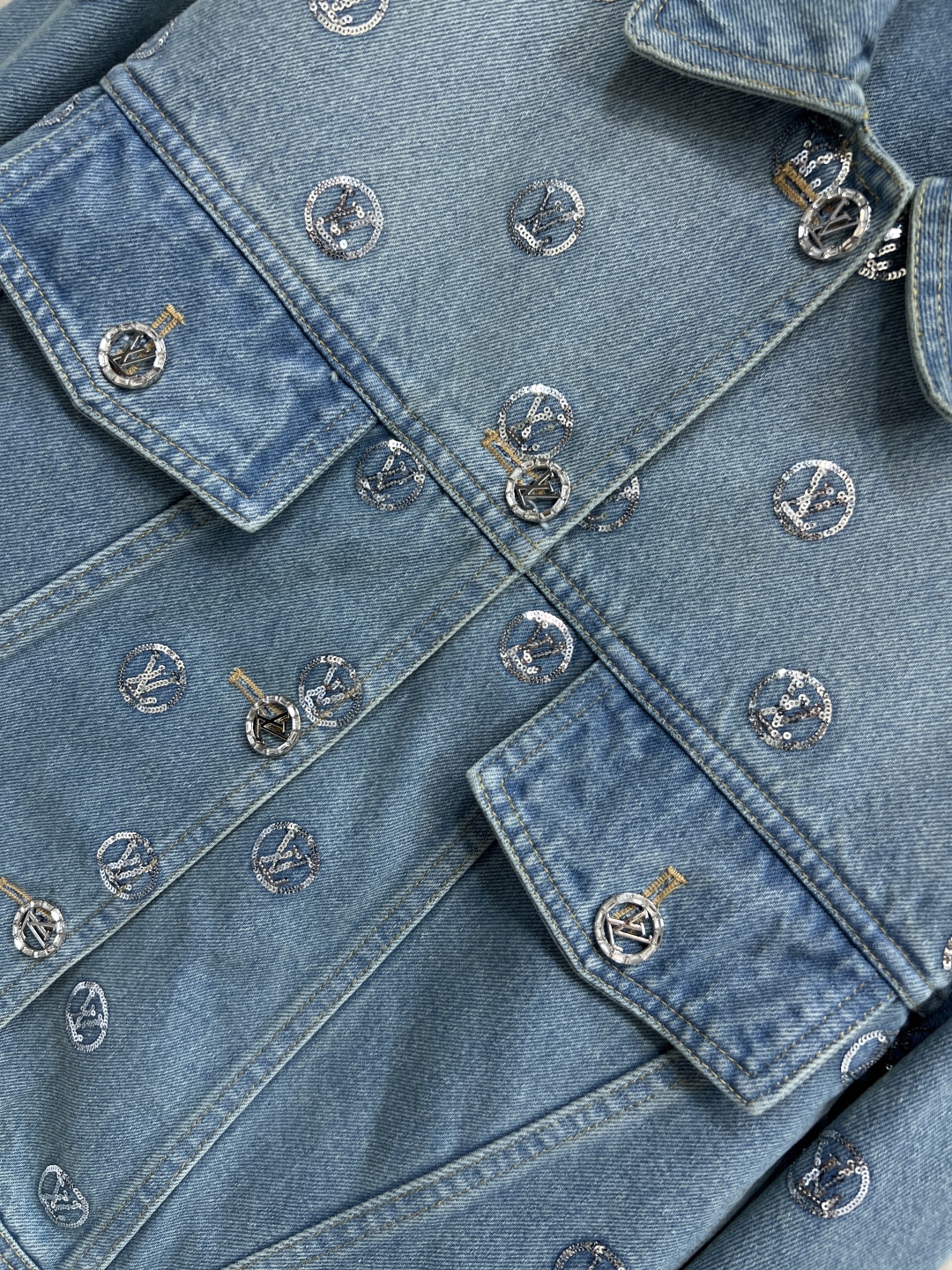 L家 25秋冬新款 珠花logo牛仔夹克外套 浅蓝磨白做旧面料 经典logo亮片刺绣 品牌感满满 经典翻