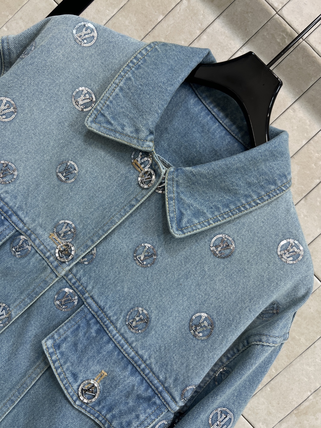 L家 25秋冬新款 珠花logo牛仔夹克外套 浅蓝磨白做旧面料 经典logo亮片刺绣 品牌感满满 经典翻
