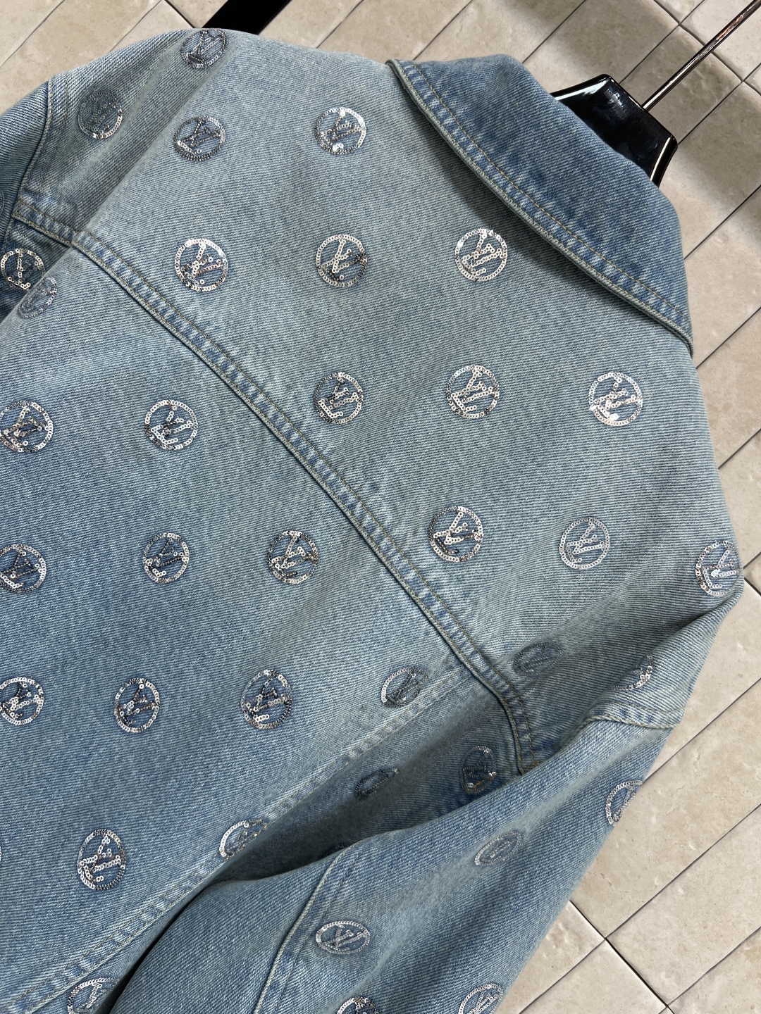 L家 25秋冬新款 珠花logo牛仔夹克外套 浅蓝磨白做旧面料 经典logo亮片刺绣 品牌感满满 经典翻