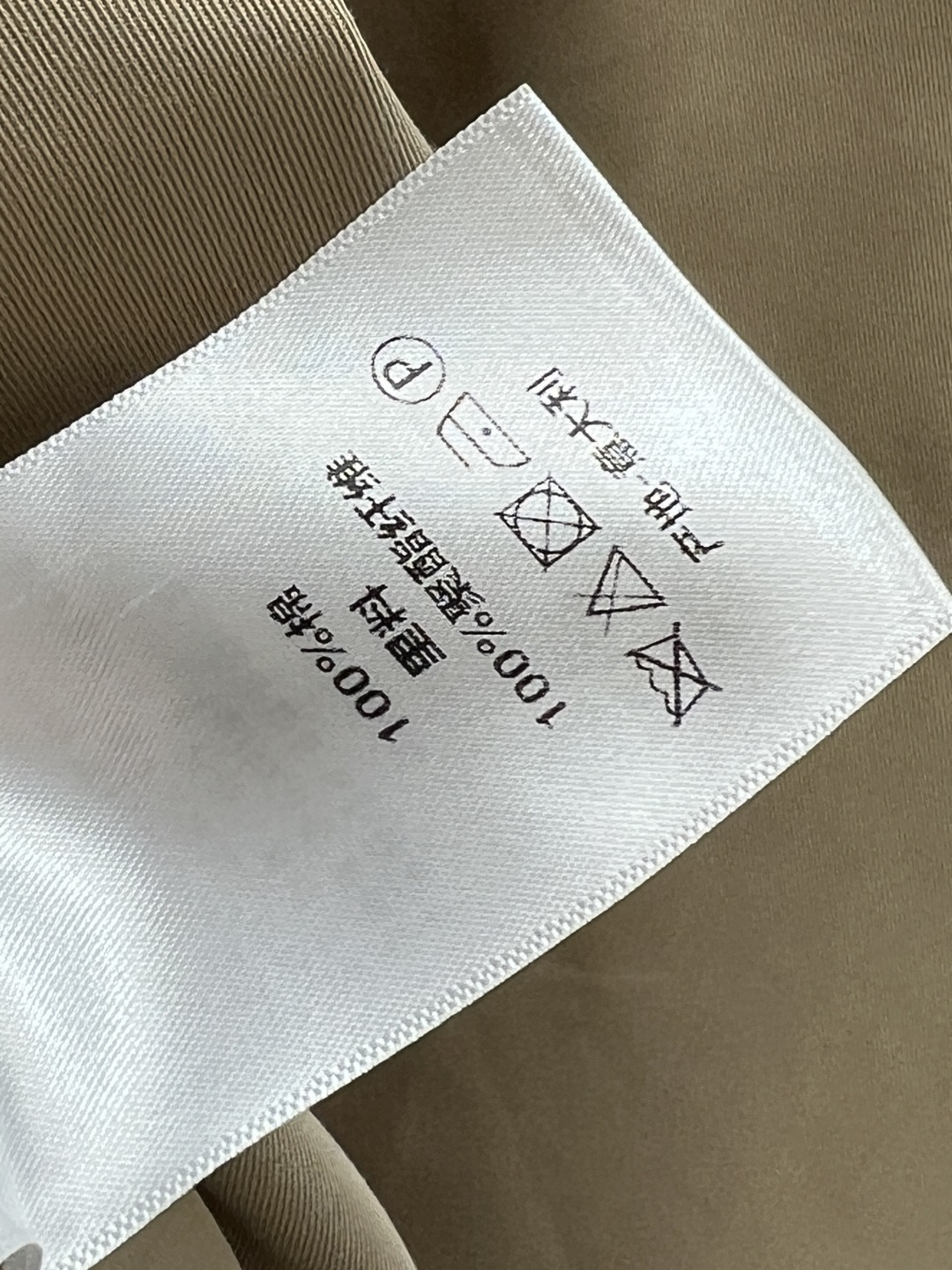 25秋冬新款 卡其色廓形风衣 双排扣+腰带设计 复古又实用 宽松廓形 慵懒又利落 袖口可调节 适合多种身