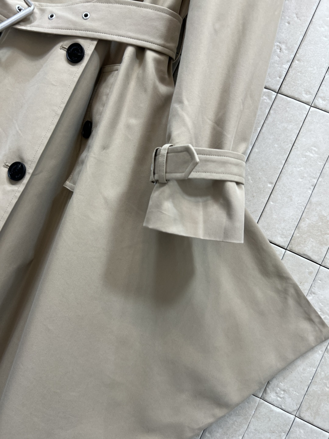 25秋冬新款 卡其色廓形风衣 双排扣+腰带设计 复古又实用 宽松廓形 慵懒又利落 袖口可调节 适合多种身