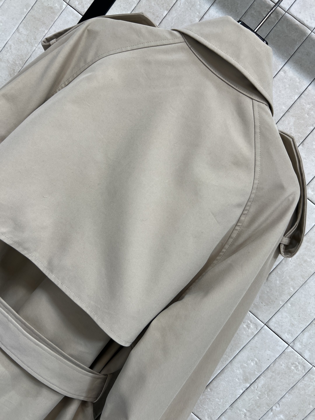 25秋冬新款 卡其色廓形风衣 双排扣+腰带设计 复古又实用 宽松廓形 慵懒又利落 袖口可调节 适合多种身