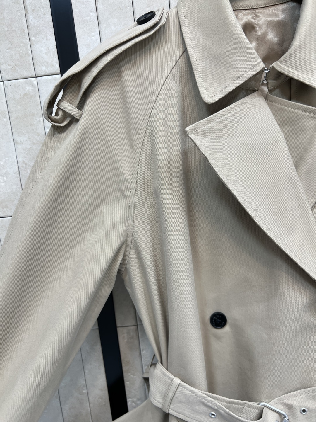 25秋冬新款 卡其色廓形风衣 双排扣+腰带设计 复古又实用 宽松廓形 慵懒又利落 袖口可调节 适合多种身