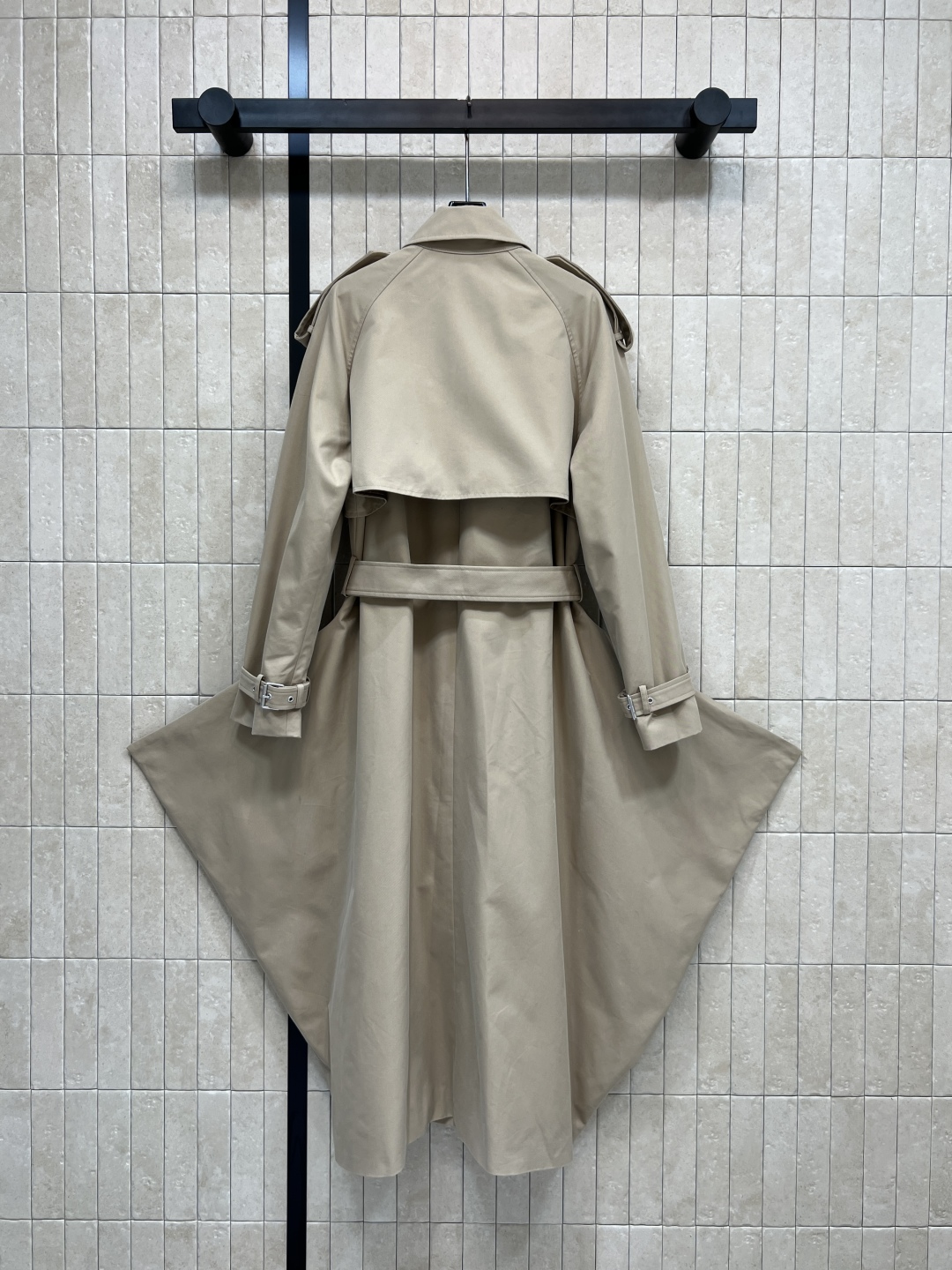25秋冬新款 卡其色廓形风衣 双排扣+腰带设计 复古又实用 宽松廓形 慵懒又利落 袖口可调节 适合多种身