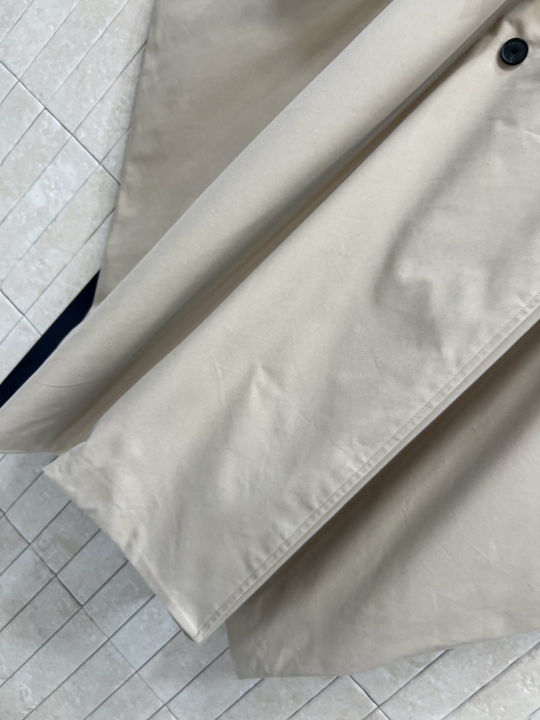 25秋冬新款 卡其色廓形风衣 双排扣+腰带设计 复古又实用 宽松廓形 慵懒又利落 袖口可调节 适合多种身