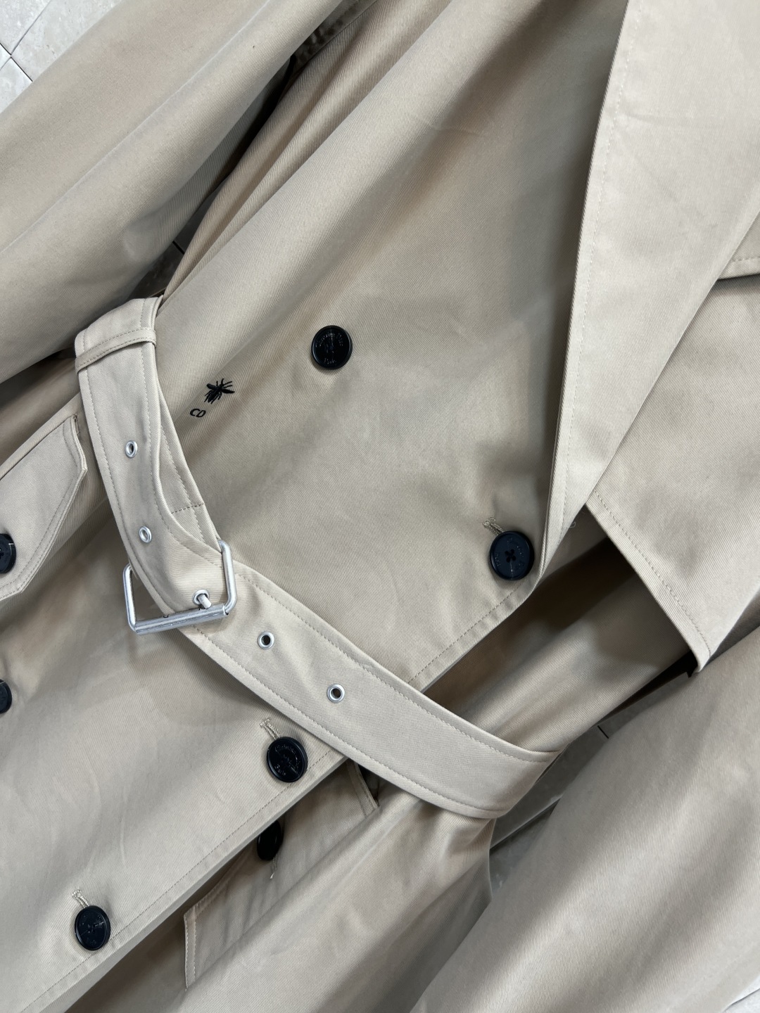 25秋冬新款 卡其色廓形风衣 双排扣+腰带设计 复古又实用 宽松廓形 慵懒又利落 袖口可调节 适合多种身