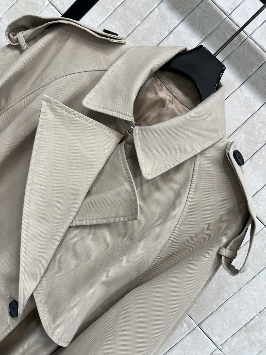 25秋冬新款 卡其色廓形风衣 双排扣+腰带设计 复古又实用 宽松廓形 慵懒又利落 袖口可调节 适合多种身