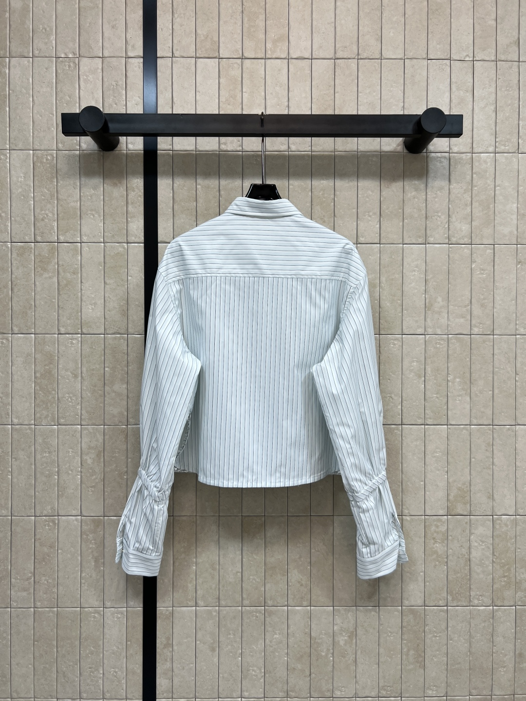 25秋冬新款 翻领条纹短款衬衫 白底蓝灰细条纹 简约优雅 衣摆红色字母logo刺绣 低调又有辨识度 版型