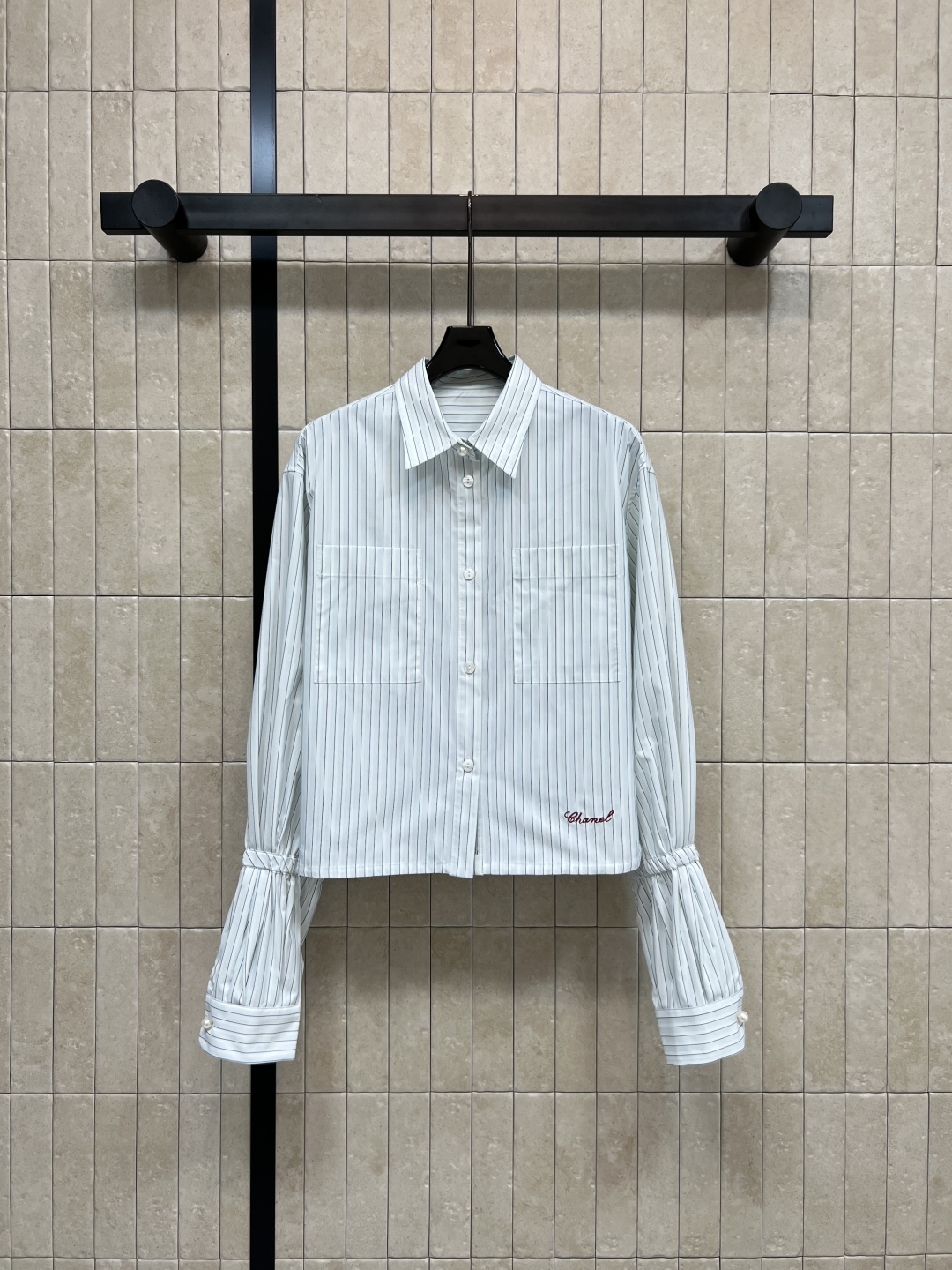 25秋冬新款 翻领条纹短款衬衫 白底蓝灰细条纹 简约优雅 衣摆红色字母logo刺绣 低调又有辨识度 版型
