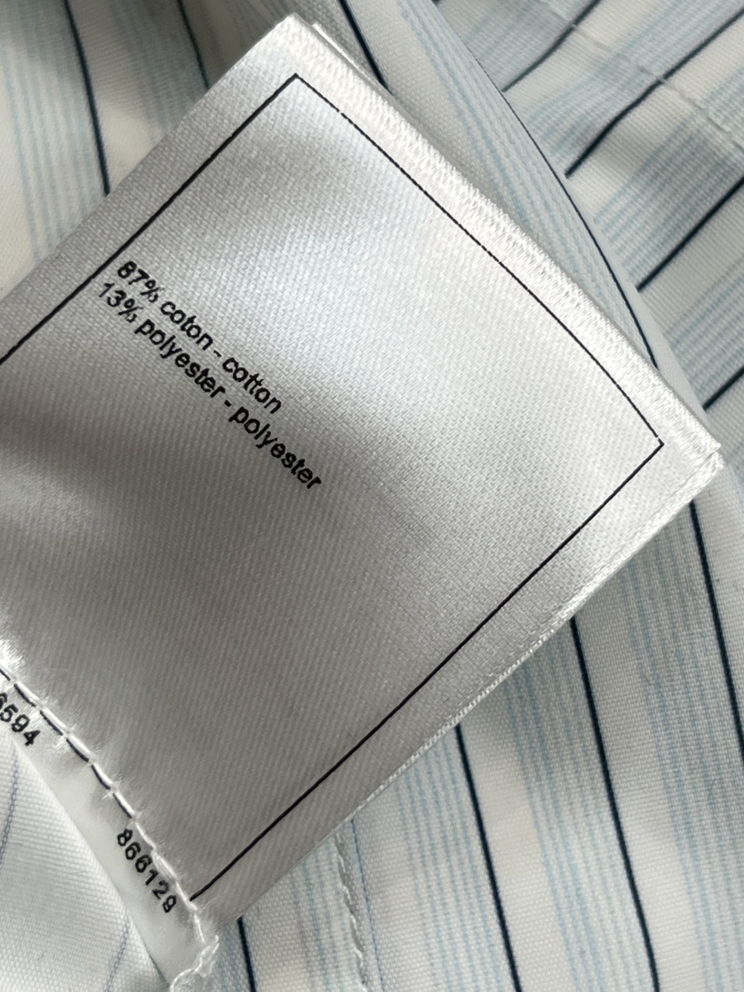 25秋冬新款 翻领条纹短款衬衫 白底蓝灰细条纹 简约优雅 衣摆红色字母logo刺绣 低调又有辨识度 版型