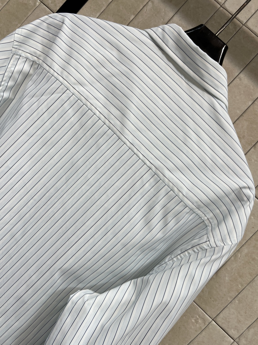 25秋冬新款 翻领条纹短款衬衫 白底蓝灰细条纹 简约优雅 衣摆红色字母logo刺绣 低调又有辨识度 版型