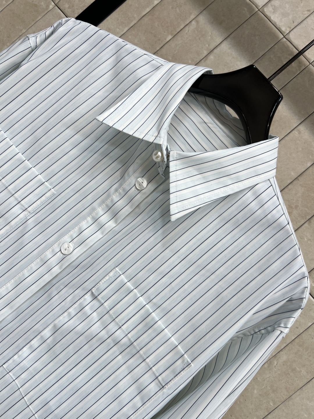 25秋冬新款 翻领条纹短款衬衫 白底蓝灰细条纹 简约优雅 衣摆红色字母logo刺绣 低调又有辨识度 版型