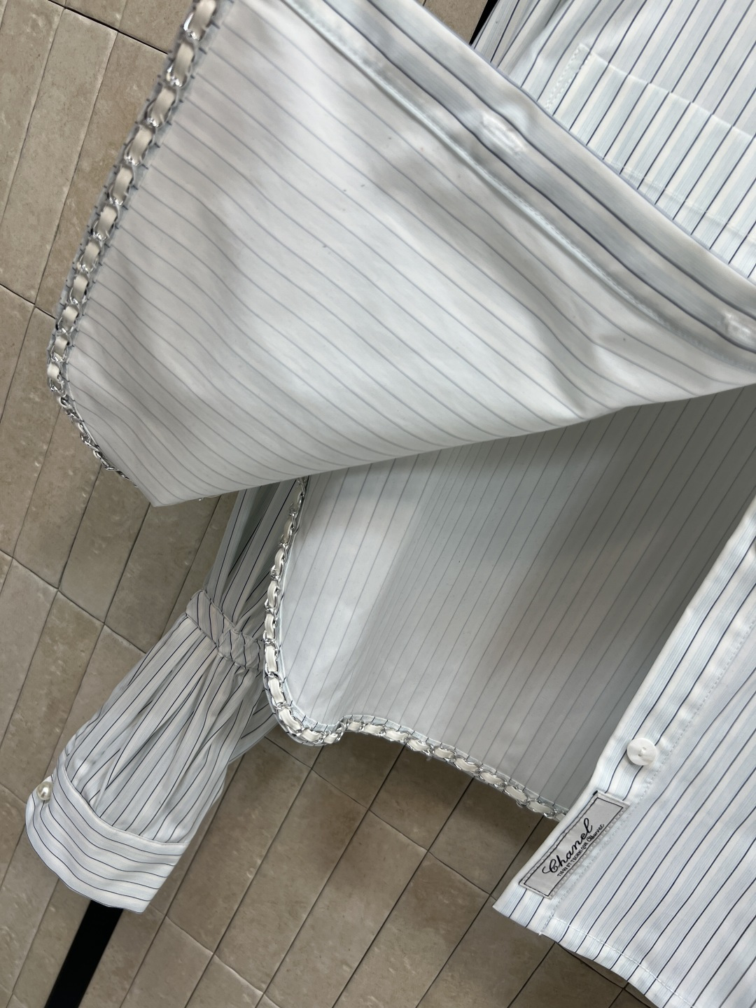 25秋冬新款 翻领条纹短款衬衫 白底蓝灰细条纹 简约优雅 衣摆红色字母logo刺绣 低调又有辨识度 版型