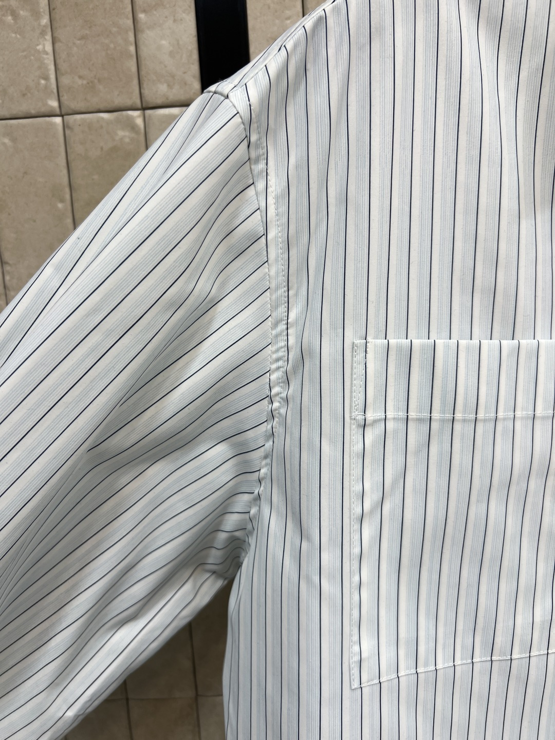 25秋冬新款 翻领条纹短款衬衫 白底蓝灰细条纹 简约优雅 衣摆红色字母logo刺绣 低调又有辨识度 版型